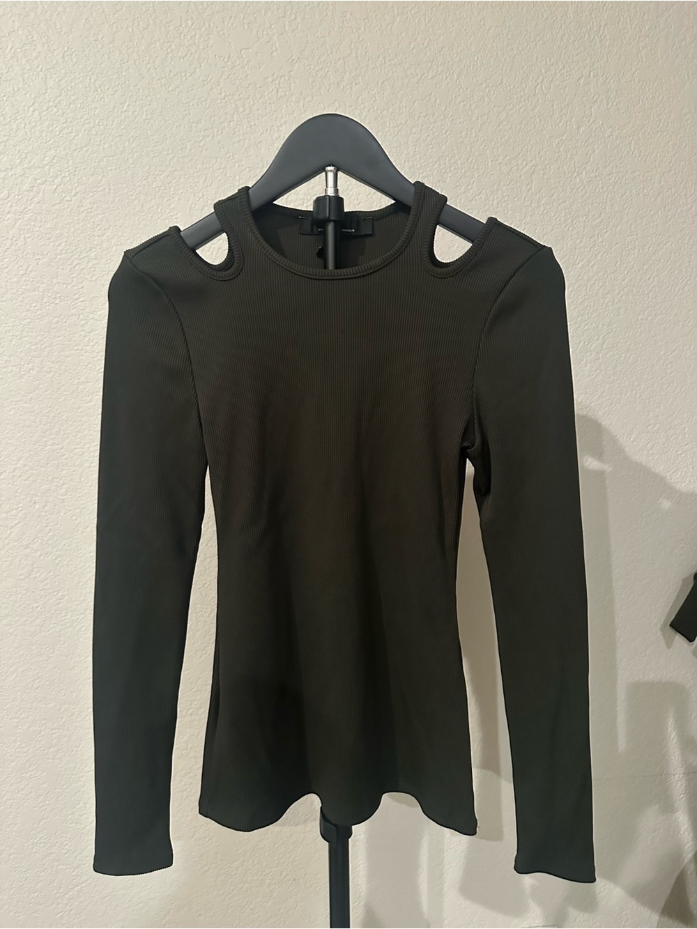 BHWM Cutout Shoulder Ribbed Long-Sleeve Top - Black size XS